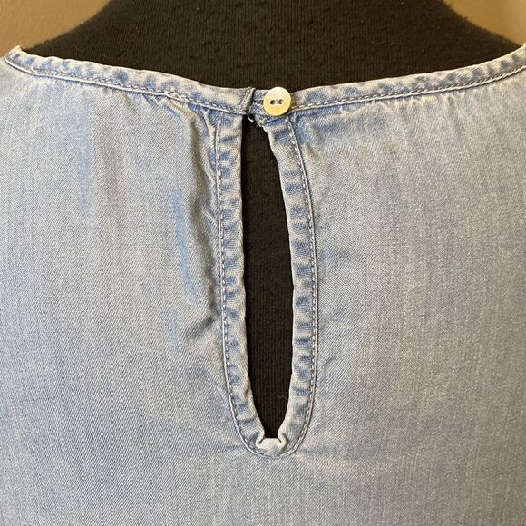 Beachlunchlounge Small Chambray Bell sleeve Top Pleated Back Sit with button - Picture 6 of 8